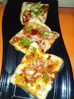 ब्रेड पिज़्ज़ा (bread pizza recipe in Hindi) रेसिपी मुख्य फोटो