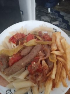 صورة لوصفة مكرونه بالسجق وبطاطس محمره