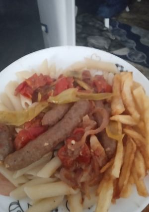 صورة لوصفة مكرونه بالسجق وبطاطس محمره