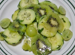 Una foto de Ensalada de pepino con kiwi