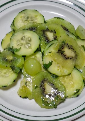 Una foto de Ensalada de pepino con kiwi