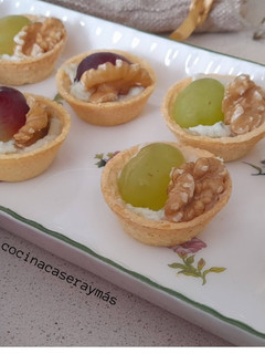 Una foto de Tartaletas de uvas y queso