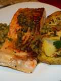 Salmón a la manteca negra y alcaparras con papines aplastados