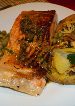 Una foto de Salmón a la manteca negra y alcaparras con papines aplastados