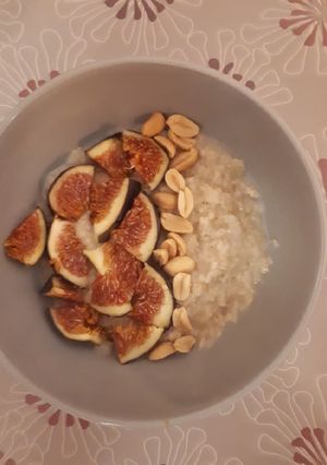 Une photo de Porridge chaud au lait de coco et banane