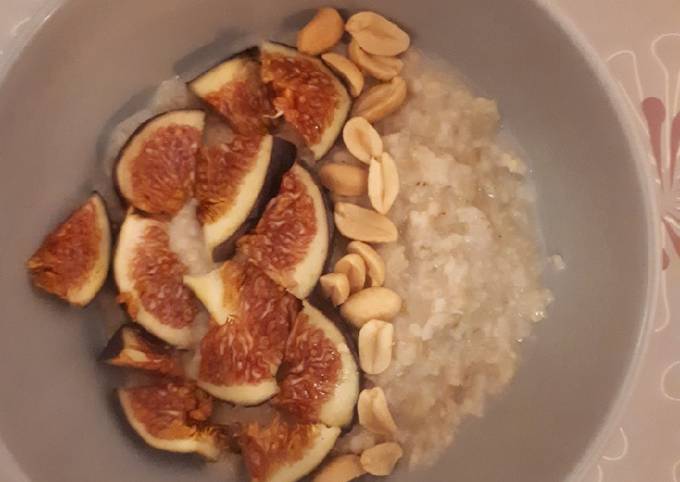 Porridge chaud au lait de coco et banane