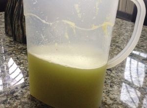 Una foto de Agua de piña con alfalfa