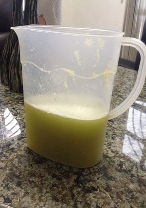 Una foto de Agua de piña con alfalfa