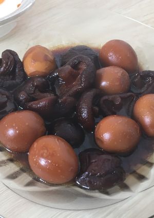 Hình của món Trứng cút kho nấm đông cô.