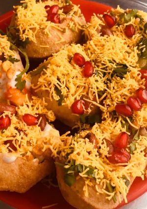 A picture of Sev puri.