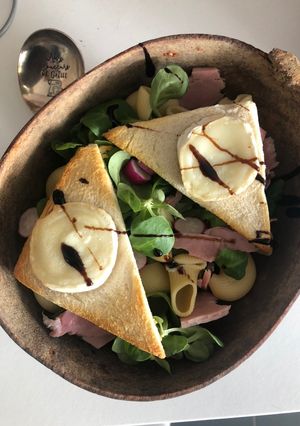 Une photo de Salade composée et son chèvre chaud