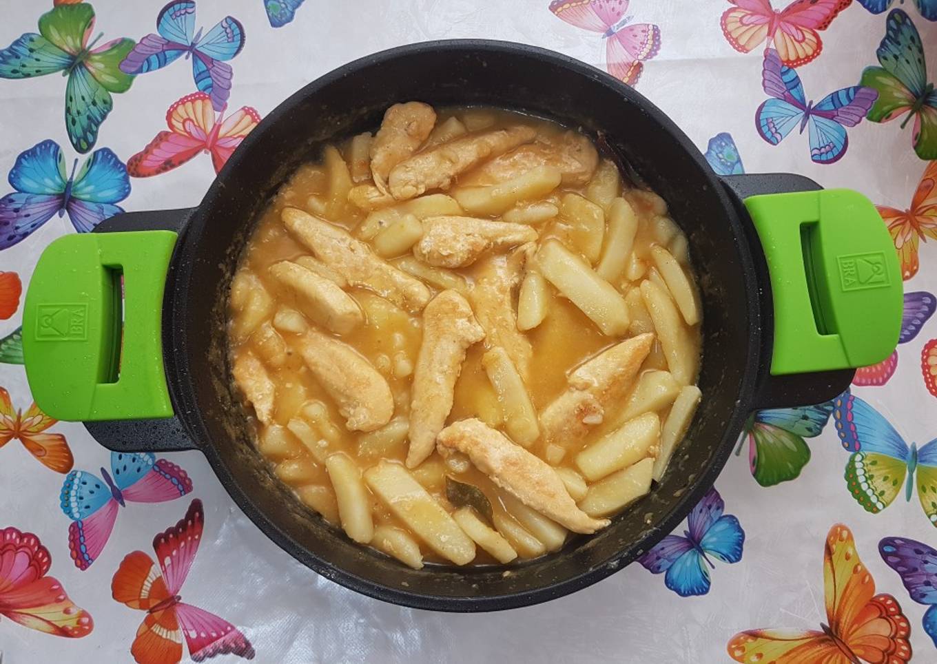 Pollo con patatas en salsa 👌