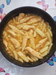 Una foto de Pollo con patatas en salsa 👌