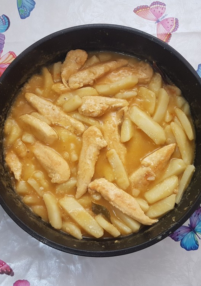 Una foto de Pollo con patatas en salsa 👌