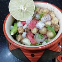 A picture of Matki Chana Chaat.