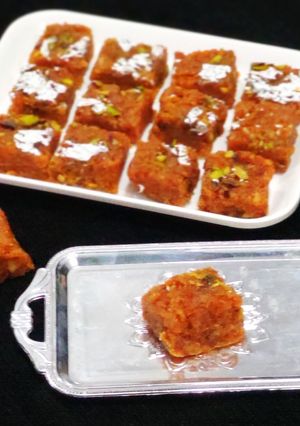 गाजर की बर्फी रेसिपी मुख्य फोटो