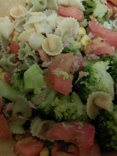 Una foto de Ensalada de pasta, brócoli y atún