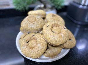 Una foto de Bisquets integrales con arándanos y nuez