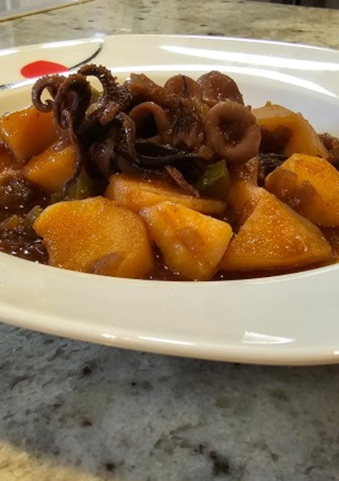 Una foto de Chipirones guisados al pimentón