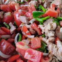Una foto de Ensalada de tomate con carne rápido y rico (escarapuche)