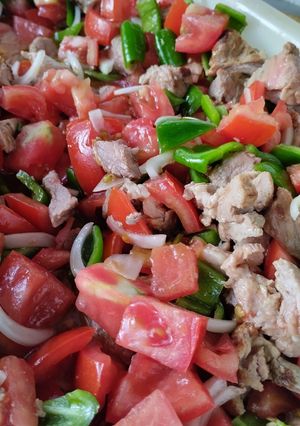 Una foto de Ensalada de tomate con carne rápido y rico (escarapuche)
