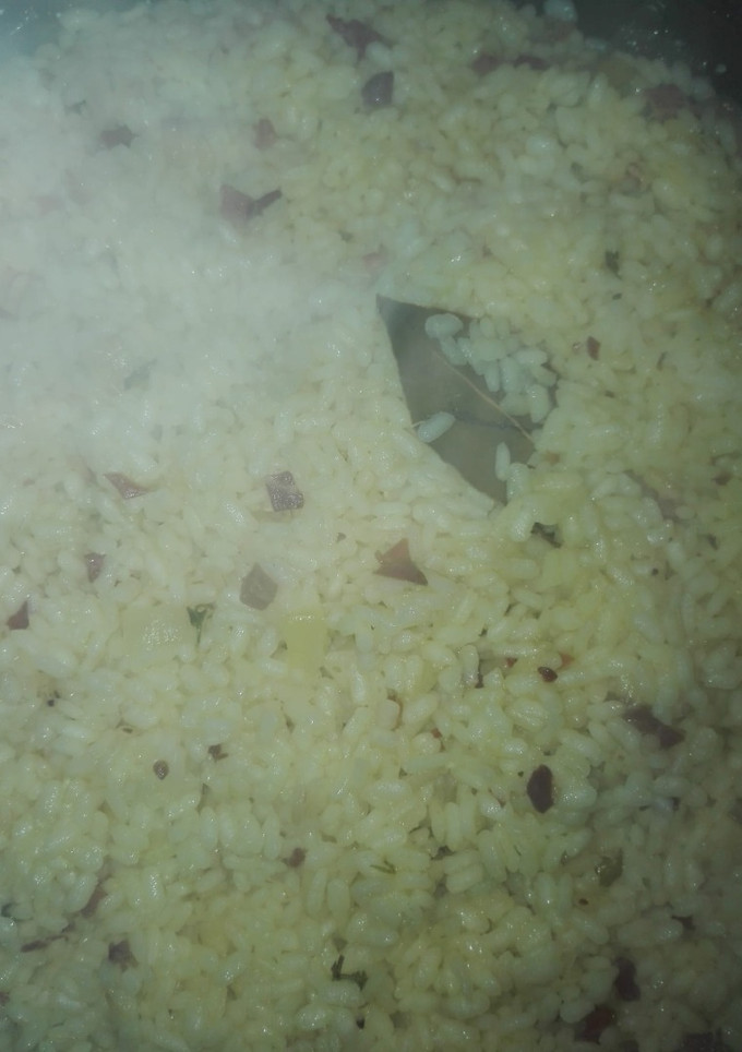 Una foto de Arroz con taquitos de jamón serrano y cúrcuma