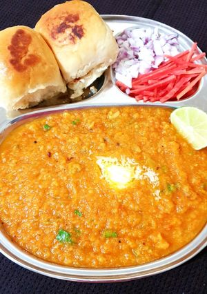 A picture of Pav Bhaji with homemade Pav.