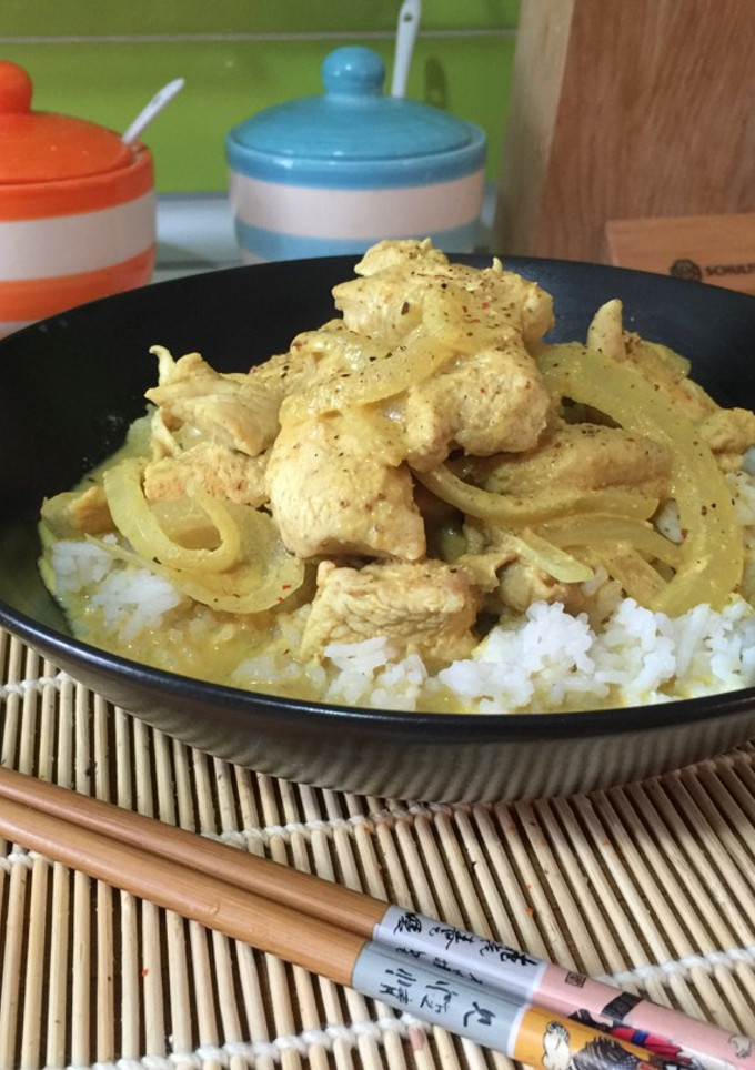Una foto de Pollo al curry tailandes