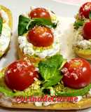 Tostas con queso cottage, tomatitos cherry, guacamole y más