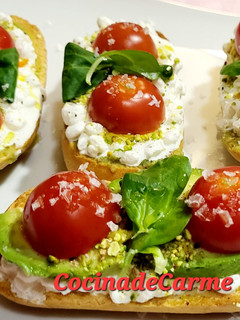 Una foto de Tostas con queso cottage, tomatitos cherry, guacamole y más