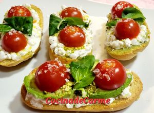 Foto principal de Tostas con queso cottage, tomatitos cherry, guacamole y más