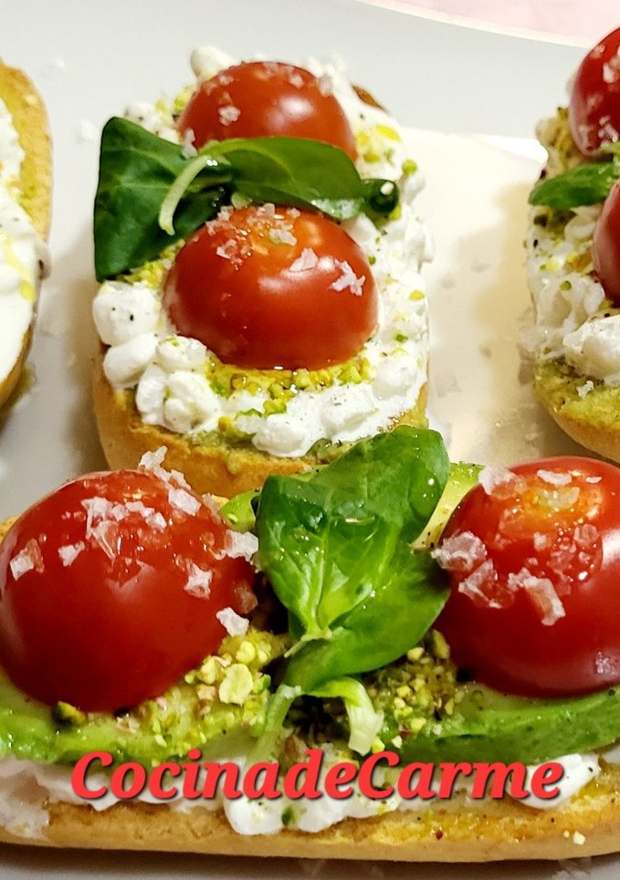 Una foto de Tostas con queso cottage, tomatitos cherry, guacamole y más