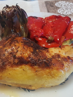 Una foto de Pollo al horno con alcachofas