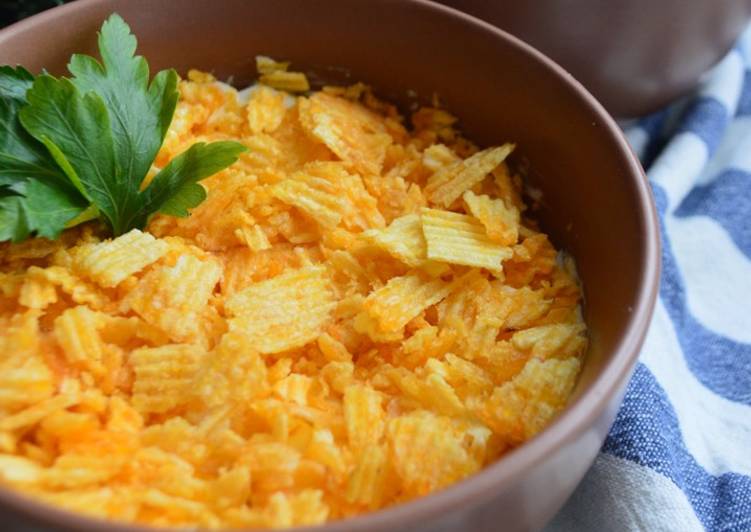 Слоенный салат с копченой курицей и чипсами