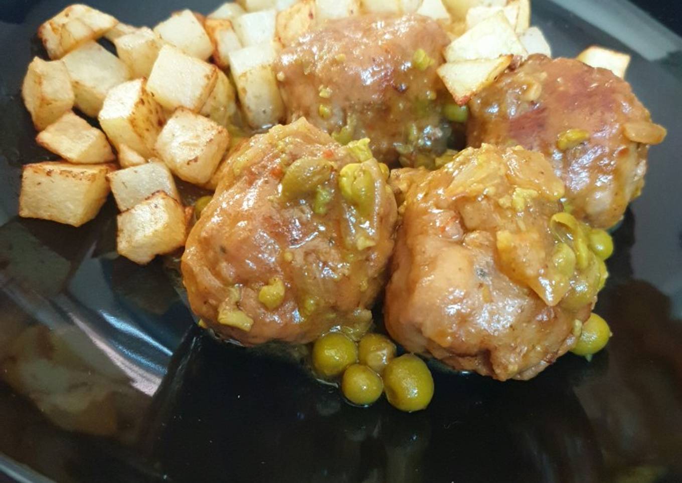 Albóndigas en salsa con guisantes