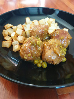 Una foto de Albóndigas en salsa con guisantes