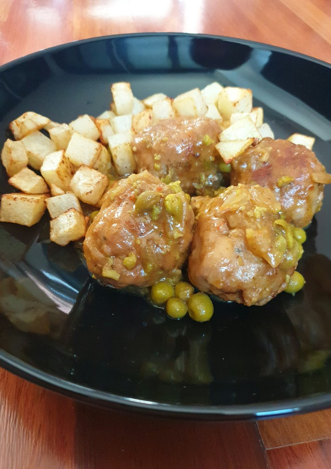 Una foto de Albóndigas en salsa con guisantes