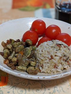 Una foto de Wok de habas con jamón a mi manera