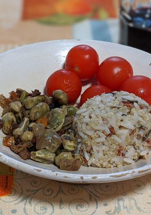 Una foto de Wok de habas con jamón a mi manera