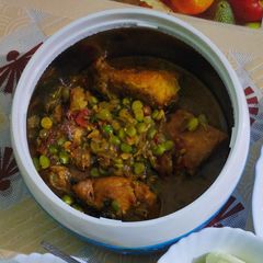 A picture of Fish curry with peas.