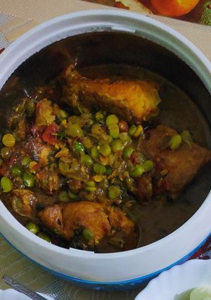 A picture of Fish curry with peas.