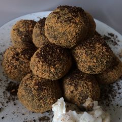 A picture of Oreo Graham Balls.