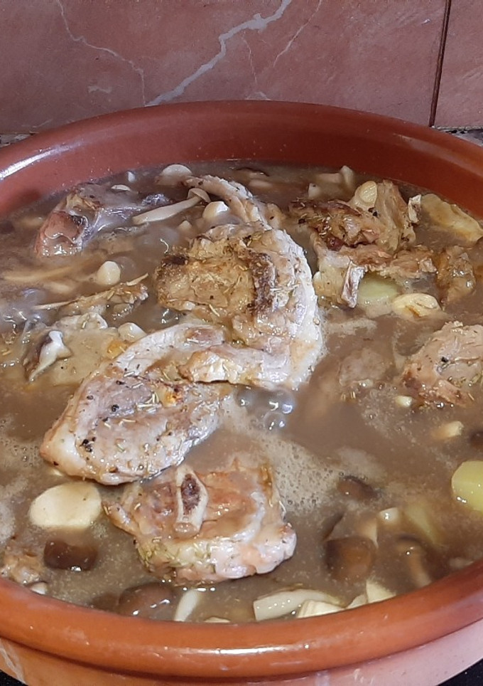 Una foto de Guiso de chuletas de cordero con boletus