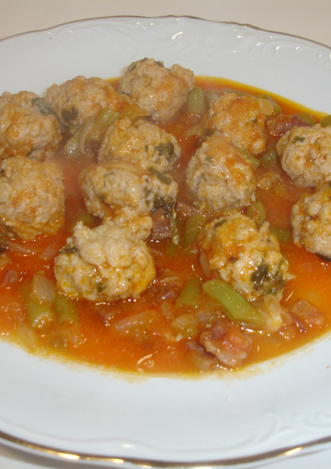 Una foto de Albóndigas de carne picada con tomate