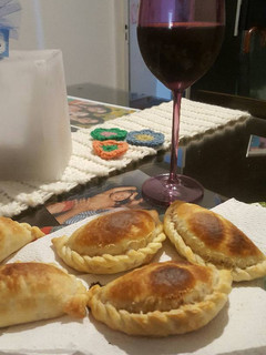 Una foto de Empanadas de carne cortadas a cuchillo