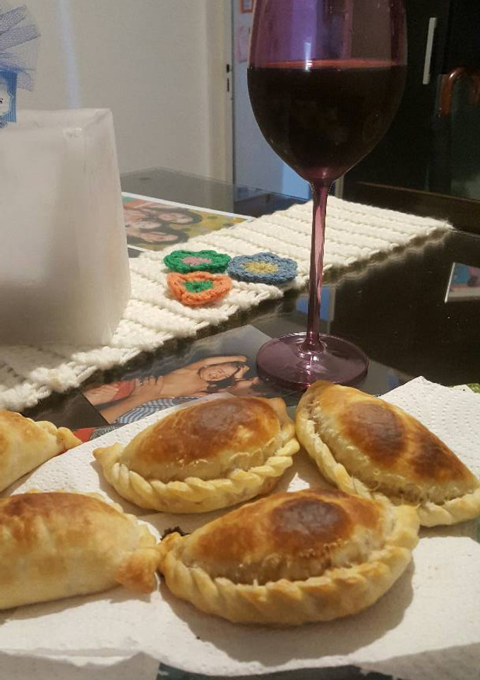 Una foto de Empanadas de carne cortadas a cuchillo