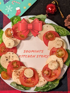 A picture of Christmas Wreath Caprese Salad.