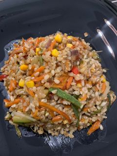Una foto de Arroz Yamaní con vegetales salteados con salsa soja