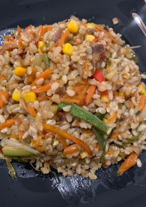 Una foto de Arroz Yamaní con vegetales salteados con salsa soja