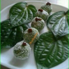 A picture of Paan coconut ladoo.